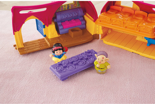 Fisher Price Little People Disney Princess new Snow White 7 Dwarf Cottage bed 